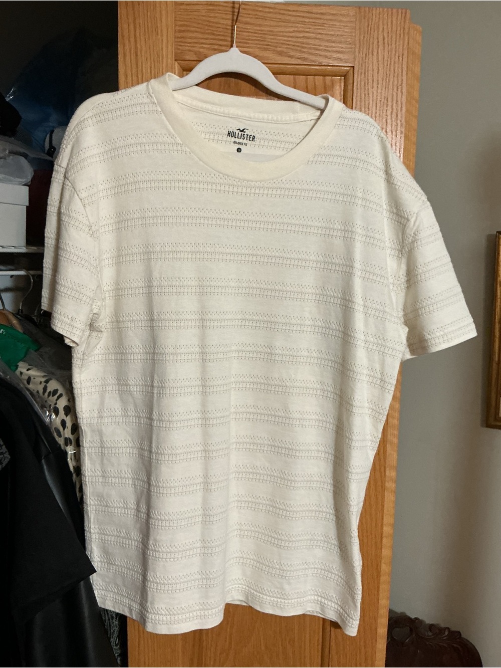 Hollister Women's Cream Textured Relaxed-Fit Short Sleeve Tee - Picture 2 of 4